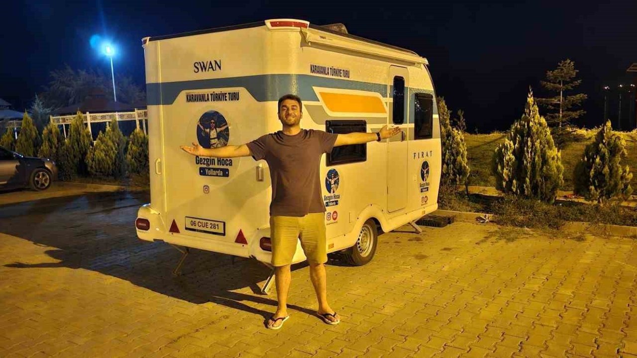 Karavanıyla Türkiye’yi gezen gezgin Van Gölü sahillerine ulaştı
