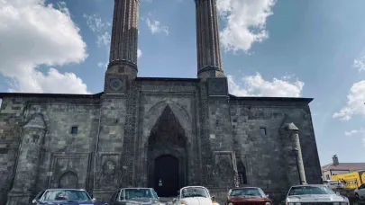Klasik otomobil tutkunları Erzurum’da buluşuyor