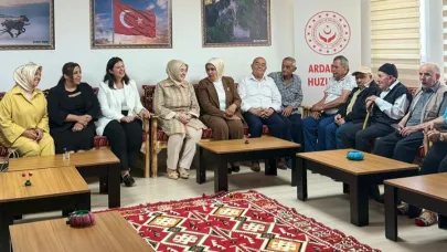 Siyasetten huzurevine vefa dolu bir ziyaret