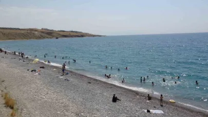 Van Gölü mavi bayraklı plajıyla tatilcilerin akınına uğradı
