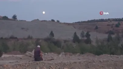 Yangında evini terk edip karşı tepede namazını kıldı