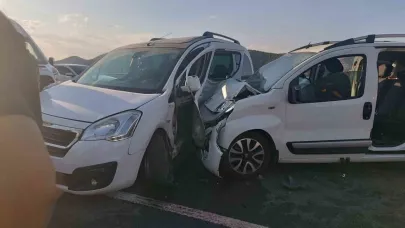 Bingöl’de iki hafif ticari araç çarpıştı: 11 yaralı