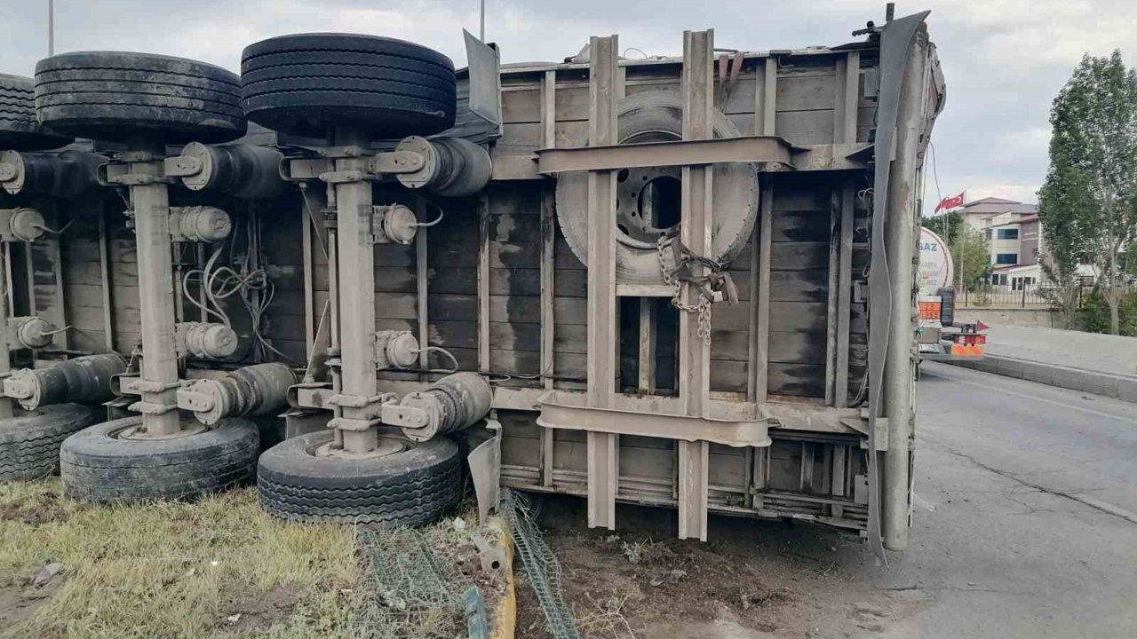 Freni boşalan tır dehşet saçtı