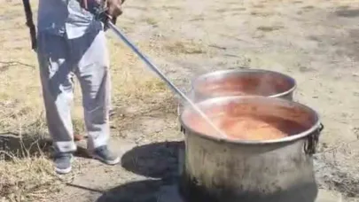Salçayı ot biçme makinesi ile karıştırdı