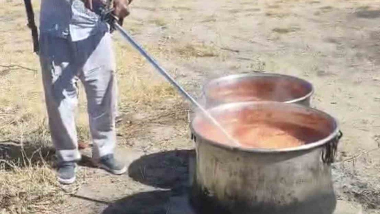 Salçayı ot biçme makinesi ile karıştırdı