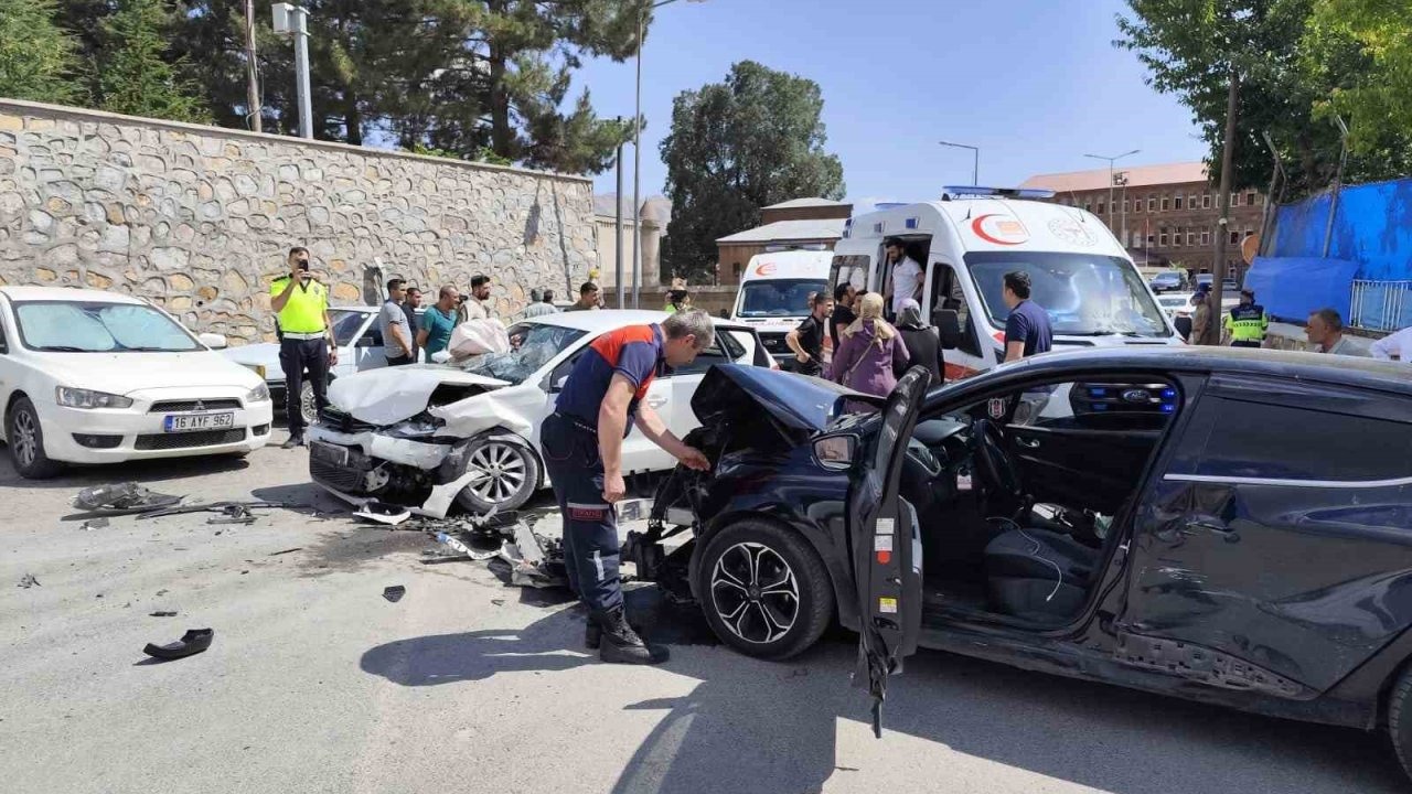 Bitlis’te otomobiller çarpıştı: 10 yaralı