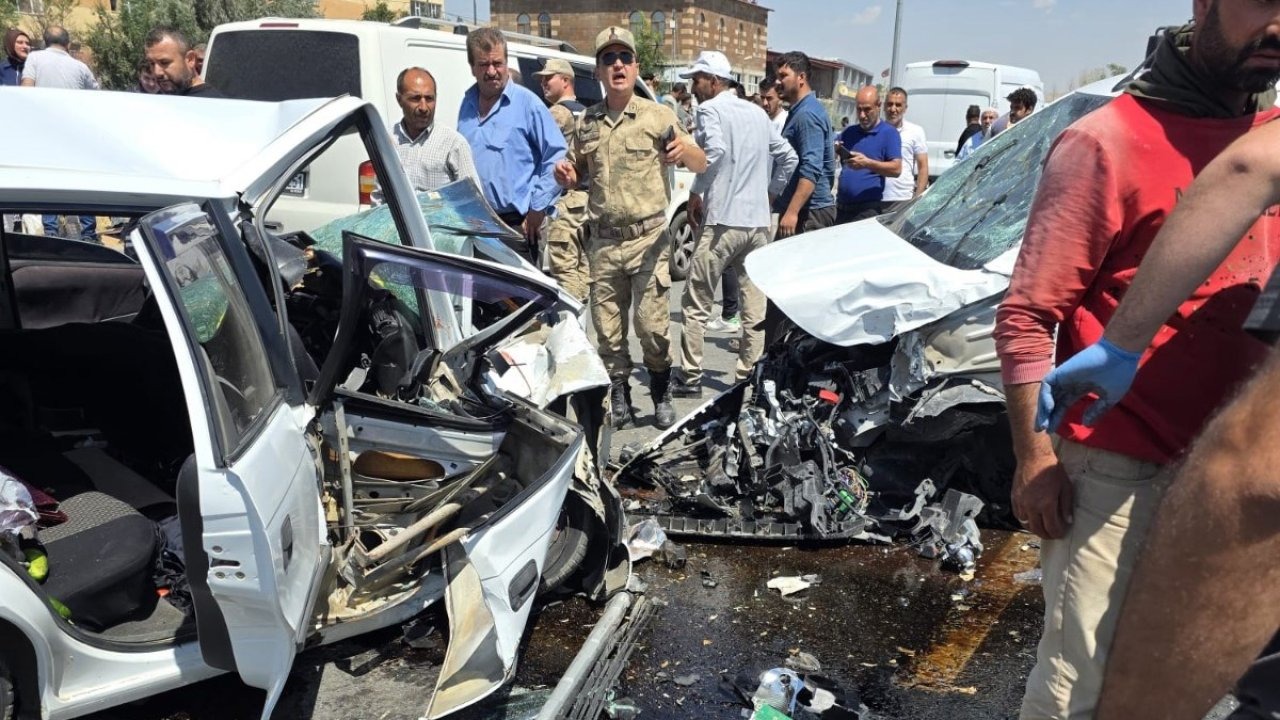 Ahlat’ta 3 aracın karıştığı kazada 8 kişi yaralandı