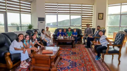 Rektör Emiroğlu çocukları makamında ağırladı