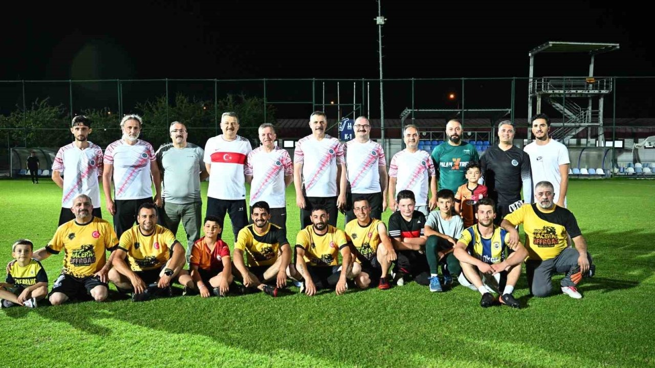 Yeşil sahada renkli buluşma
