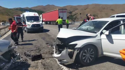 Erzincan’da iki otomobil çarpıştı