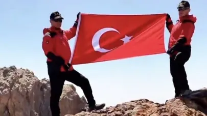 Van’da JAK ekipleri Erek Dağı zirvesinde Türk bayrağını dalgalandırdı