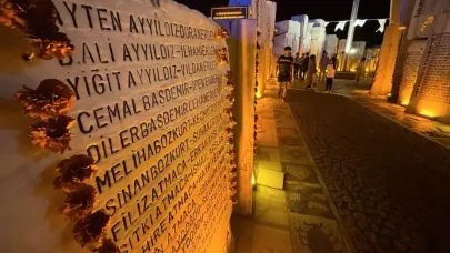 26 yıldır dinmeyen acı! Marmara Depremi'nin yıl dönümünde hayatını kaybedenler anıldı