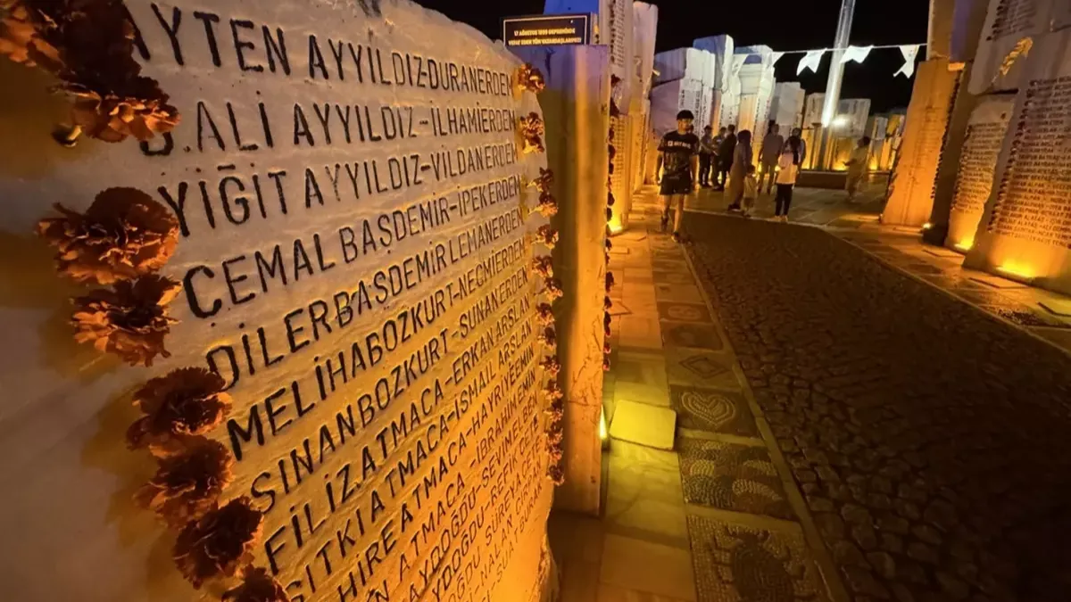 26 yıldır dinmeyen acı! Marmara Depremi'nin yıl dönümünde hayatını kaybedenler anıldı