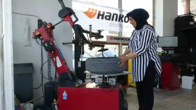 "Kadınlar yapamaz" diyenlere inat 24 yıldır lastik tamiri yapıyor