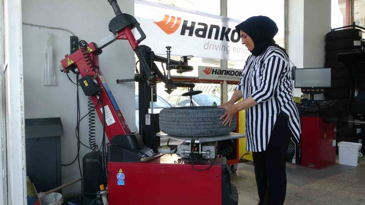 "Kadınlar yapamaz" diyenlere inat 24 yıldır lastik tamiri yapıyor