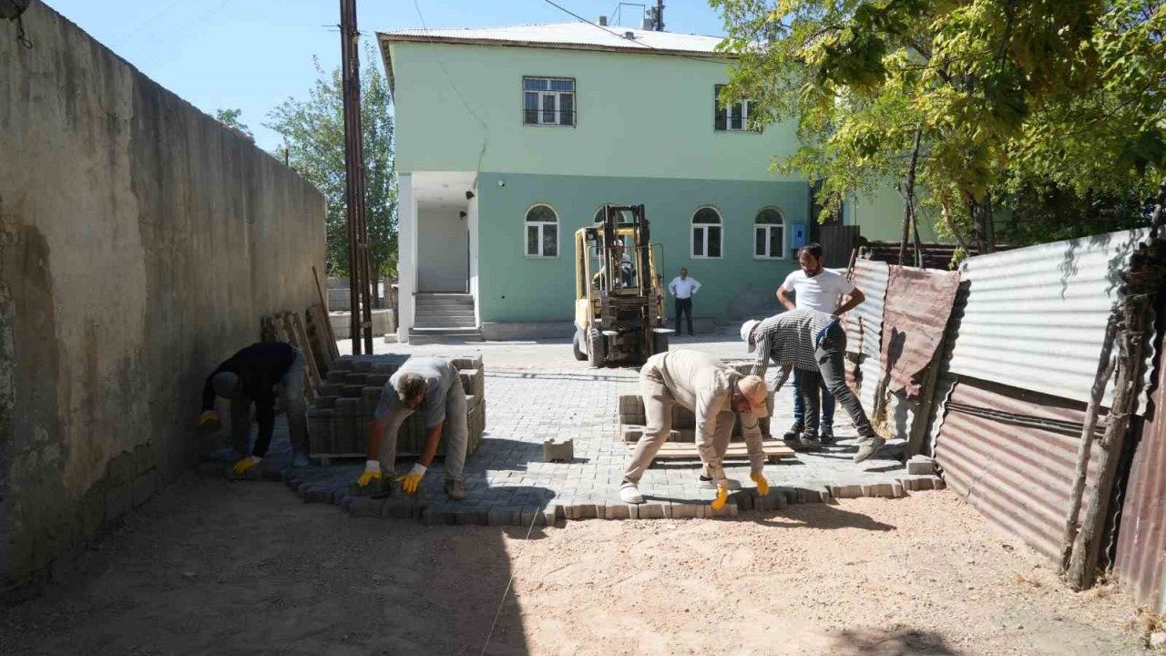 Çamurlu yol sorunu kilitli parke taşıyla çözüme kavuşuyor