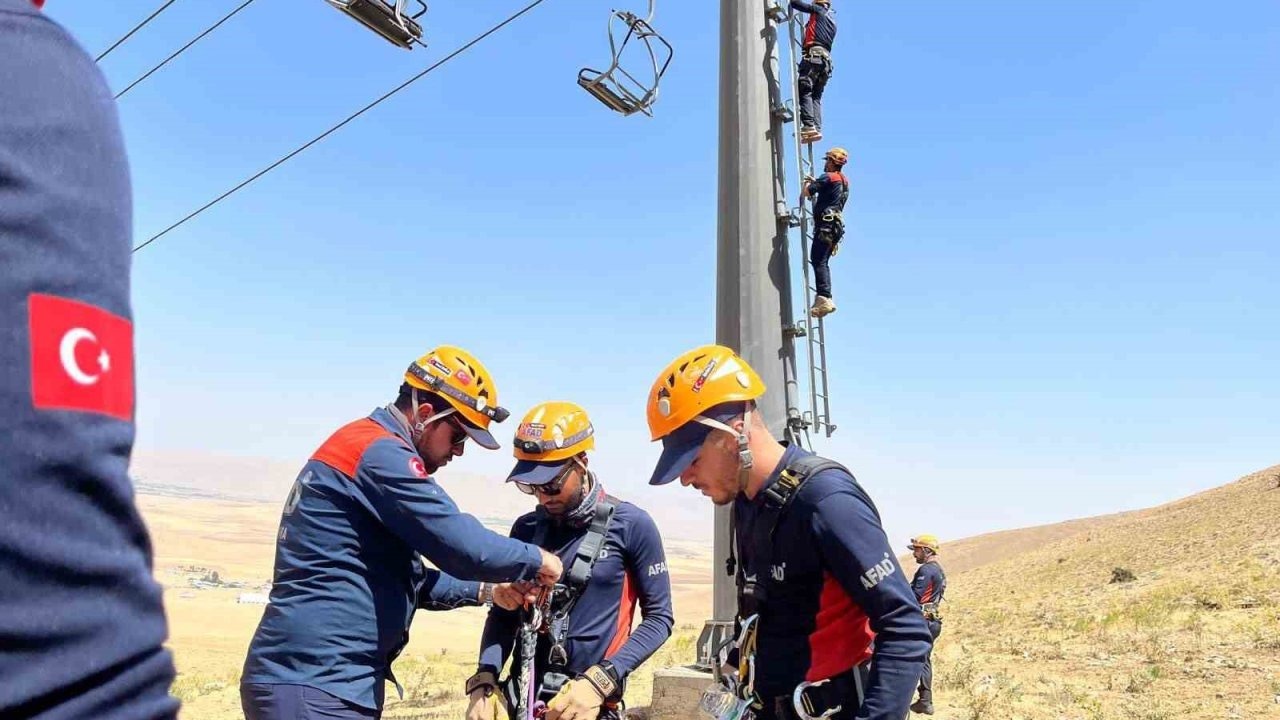 Van’da AFAD ekiplerine teleferik ve telesiyejden kurtarma eğitimi