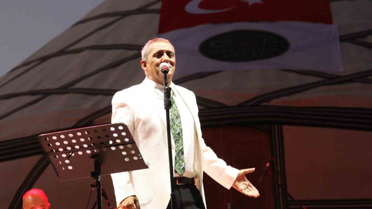 Ahlat’ta konser veren Yavuz Bingöl, Gazze’deki zulme dikkat çekti