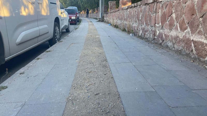 Belediye bunu da yaptı: görme engellilerin kullandığı yürüyüş bantlarına beton döktü