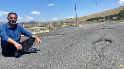 DP İl Başkanı Polat, bozuk yol sorununa dikkat çekmek için oturma eylemi yaptı