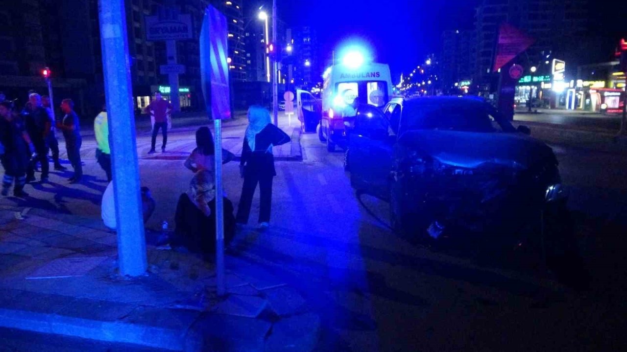 İki otomobil çarpıştı: 4 yaralı