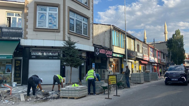 Yollar bozuk kaldırımlar yenileniyor!