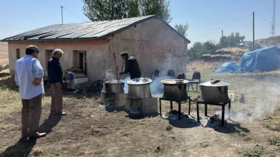 Kars’ta 78 yaşındaki düğün aşçısı 30 yıldır kazanda aşk pişiriyor