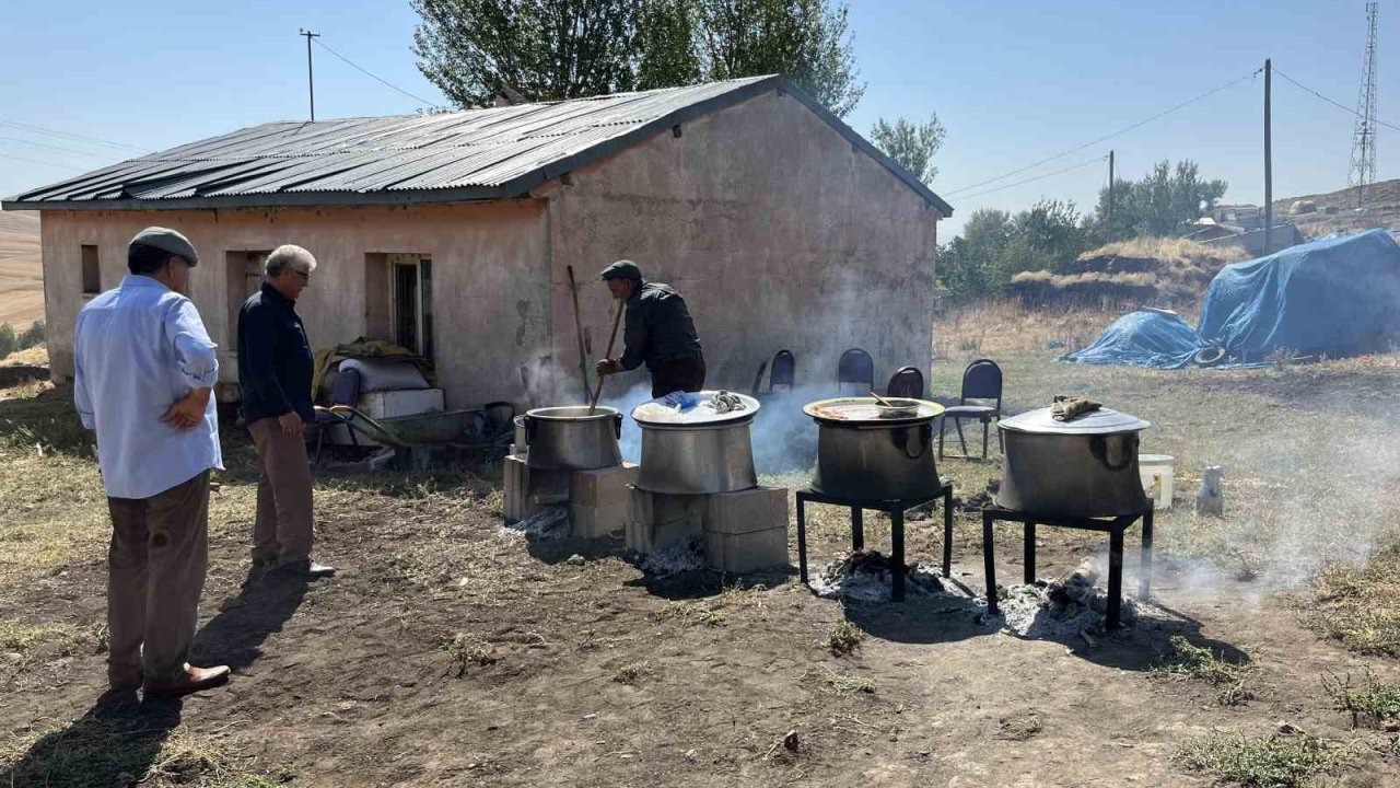 Kars’ta 78 yaşındaki düğün aşçısı 30 yıldır kazanda aşk pişiriyor