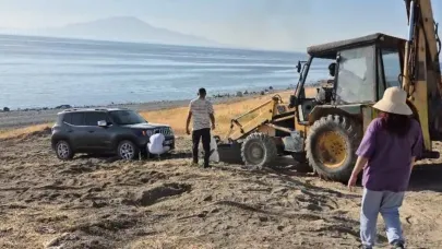 Araçlarıyla yolda kalan piknikçilerin yardımına muhtar koştu