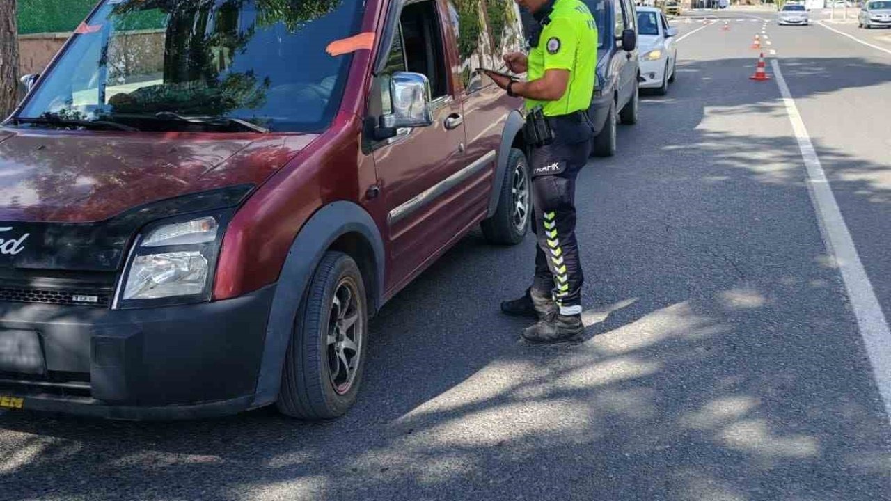 Kars’ta trafik kontrolleri sürüyor
