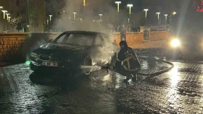 Bingöl’de lüks araç yanarak kullanılamaz hale geldi