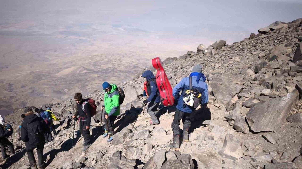 Ağrı Dağı’nda sıcak hava kayaları yerinden oynattı