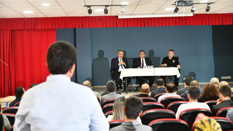Vali Çiçek, ilçe müdürlerine talimat verdi: ‘Türkiye yüzyılı maarif modeline sahip çıkın’