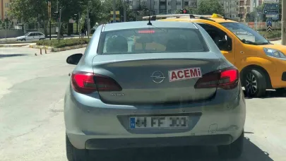 Aracının arkasına ‘acemi’ yazıp trafiğe çıktı