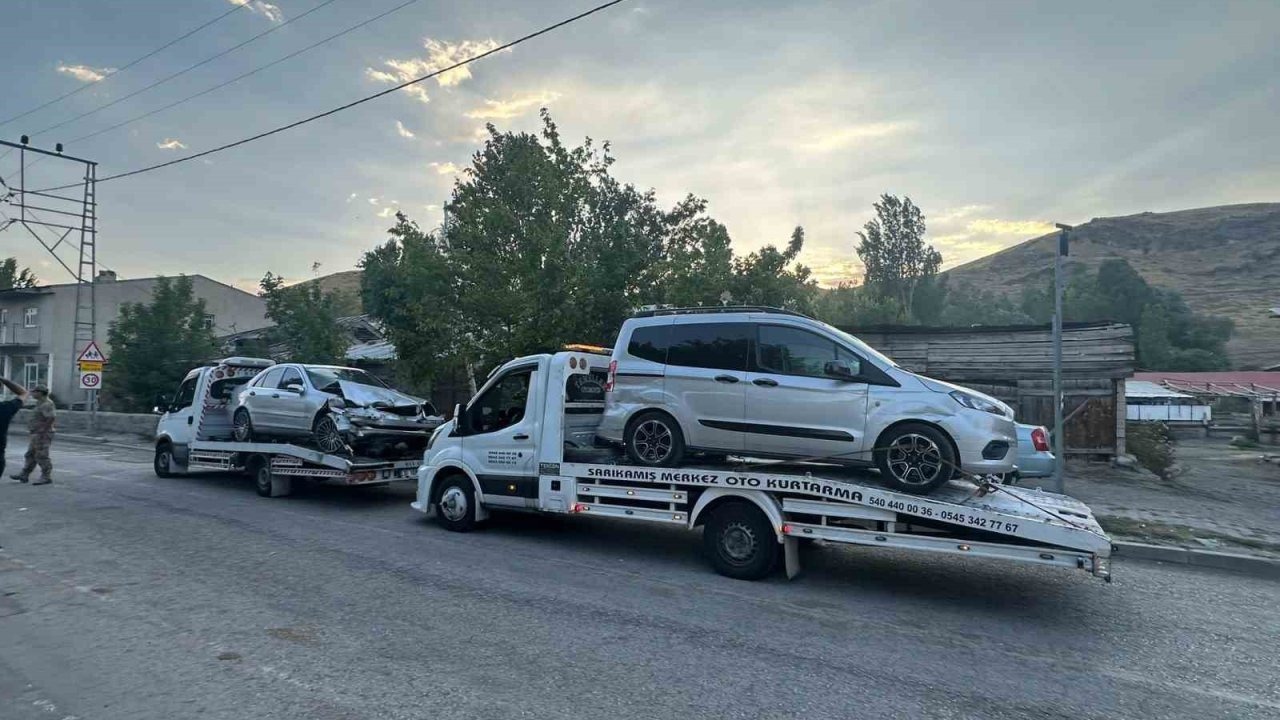 Sarıkamış’ta trafik kazası: 1’i çocuk 5 yaralı