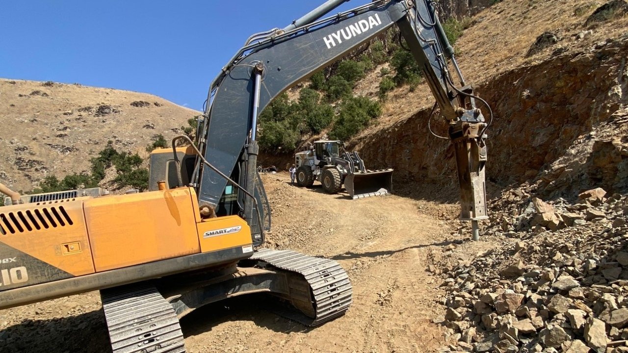 Şemdinli’de iki mezraya yeni yol yapılıyor