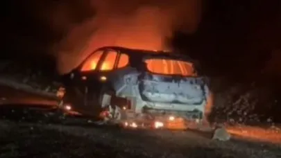 Alev alev yanan otomobil kullanılamaz hale geldi