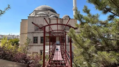 Van’da yaşlı ve engelliler için camiye geçit yapılıyor