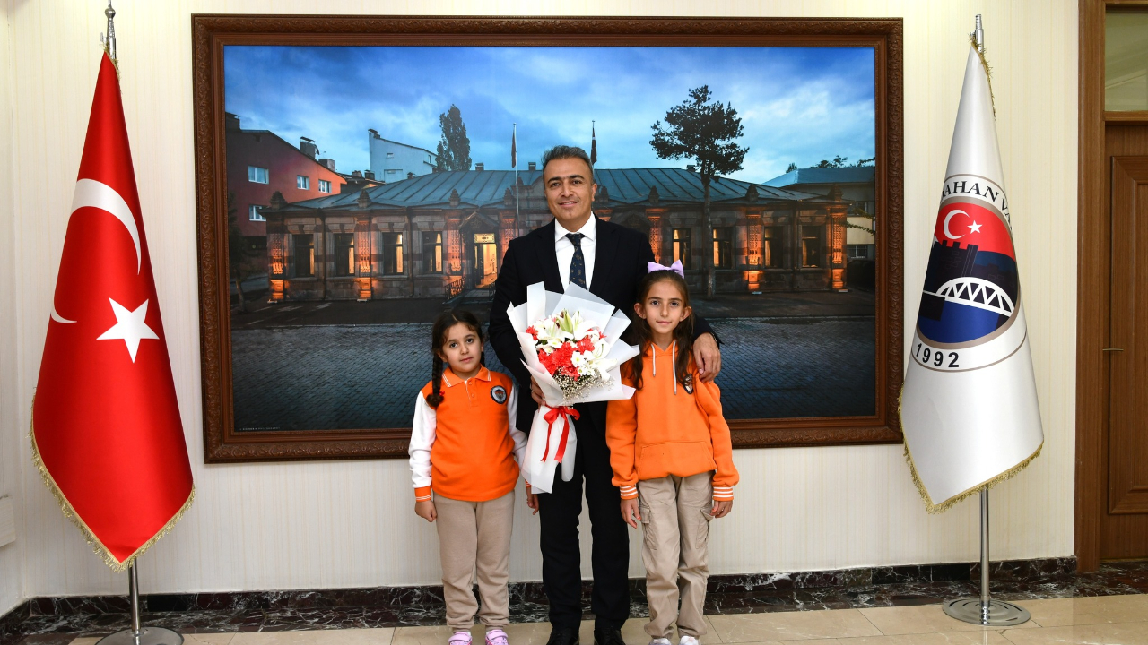 Vali Çiçek öğrencileri ağırladı