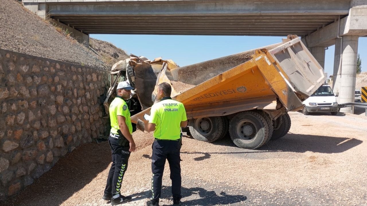 Malatya’da kontrolden çıkan hafriyat kamyonu istinat duvarına çarptı