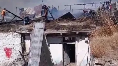 Sarıkamış’ta çıkan yangında 2 ev yandı