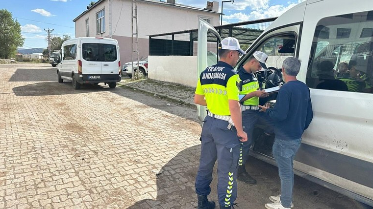 Hanak'ta servis araçları denetlendi
