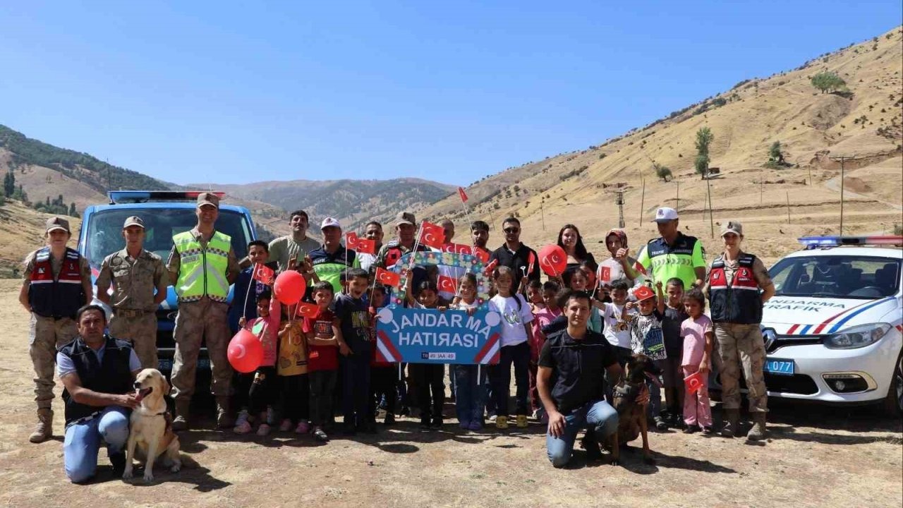 Muş’ta jandarmadan öğrencilere sürpriz ziyaret