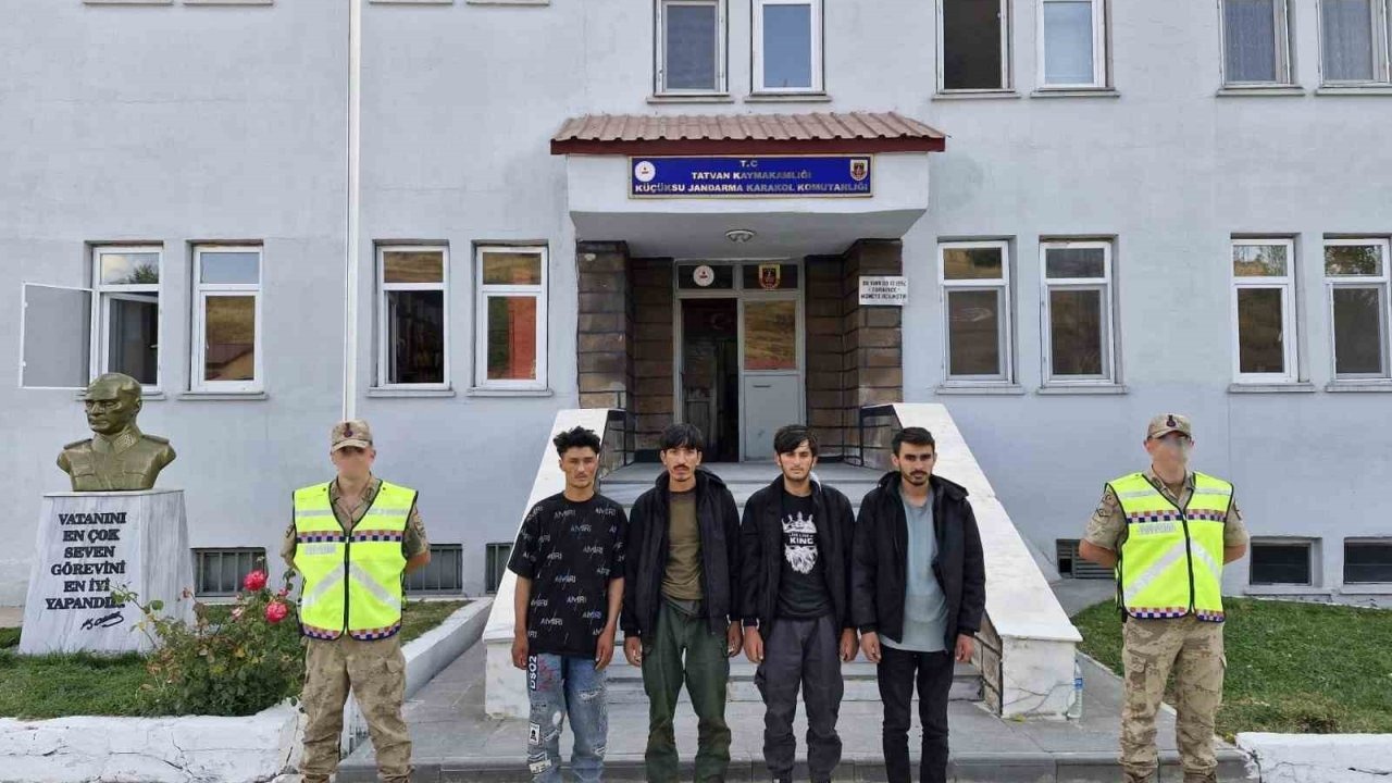 Tatvan’da 4 düzensiz göçmen yakalandı