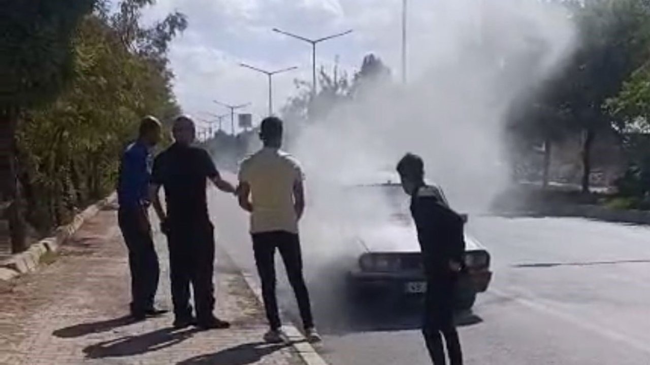 Muş’ta seyir halindeki otomobil yandı