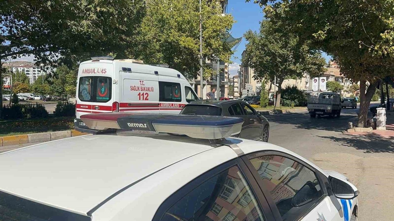 Elazığ’da yayaya çarpan motosiklet devrildi