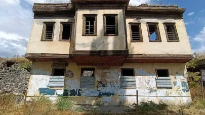 Kars’ta Tevfik Paşa Konağı gözler önünde yıkılıyor