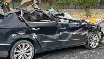 Koyun yüklü tır otomobile çarptı