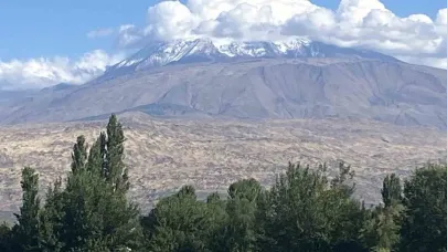 Ağrı Dağı’na mevsimin ilk karı yağdı