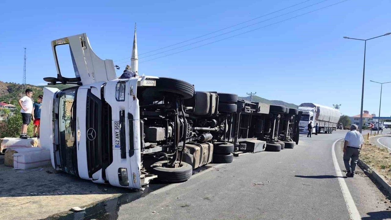 Bingöl’de saman yüklü kamyon devrildi, yol trafiğe kapandı